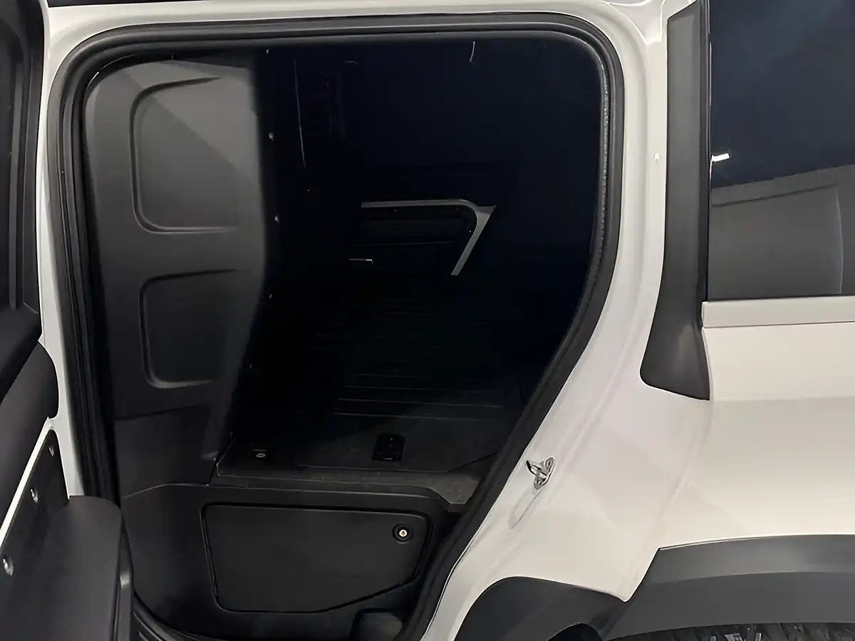 Used 2021 Land Rover Defender Se White - Interior and Exterior details 16
