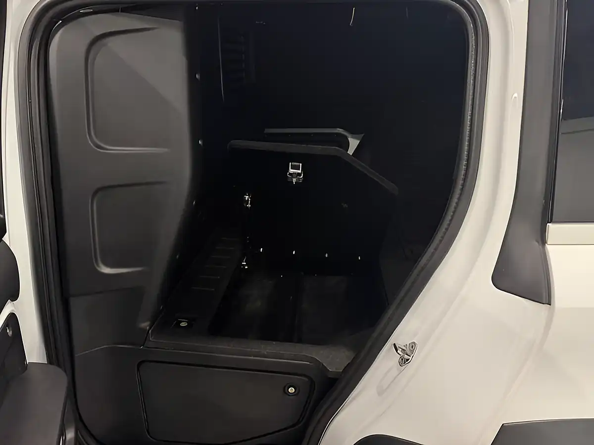 Used 2021 Land Rover Defender Se White - Interior and Exterior details 17