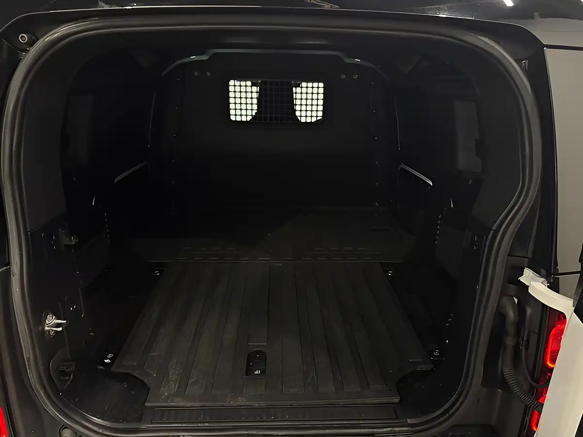 Used 2021 Land Rover Defender Se White - Interior and Exterior details 20