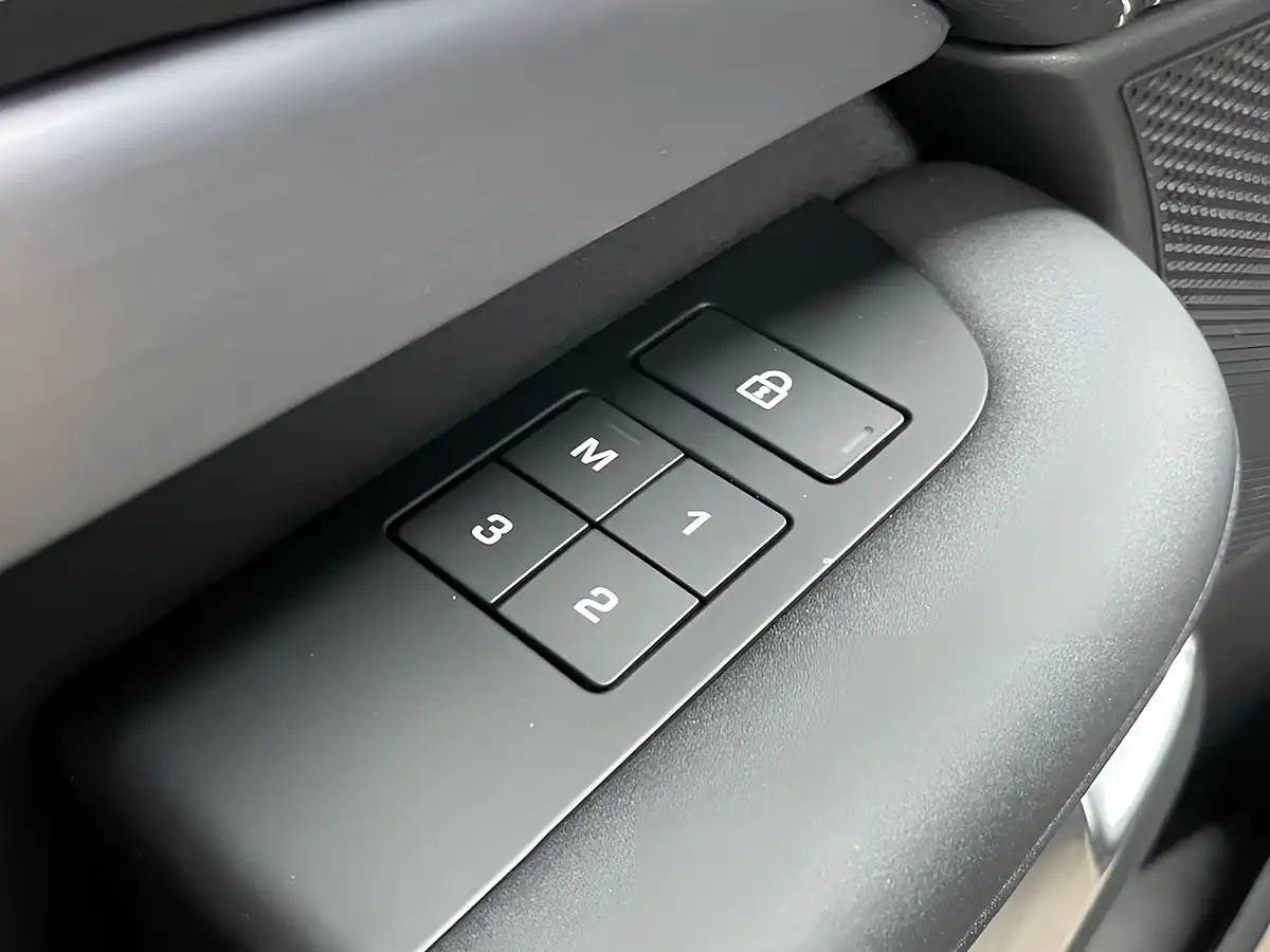 Used 2021 Land Rover Discovery R-Dynamic Se Santorini Black - Interior and Exterior details 15
