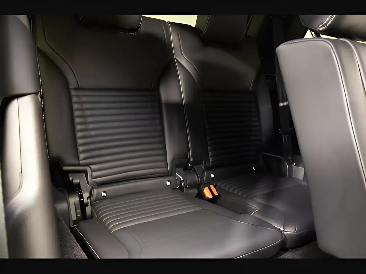 Used 2021 Land Rover Discovery R-Dynamic Se Silver - Interior and Exterior details 14