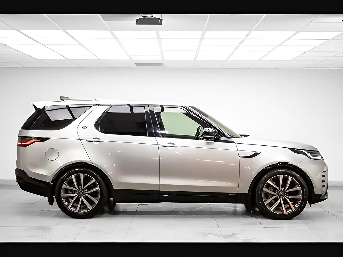 Used 2021 Land Rover Discovery R-Dynamic Se Silver - Interior and Exterior details 6