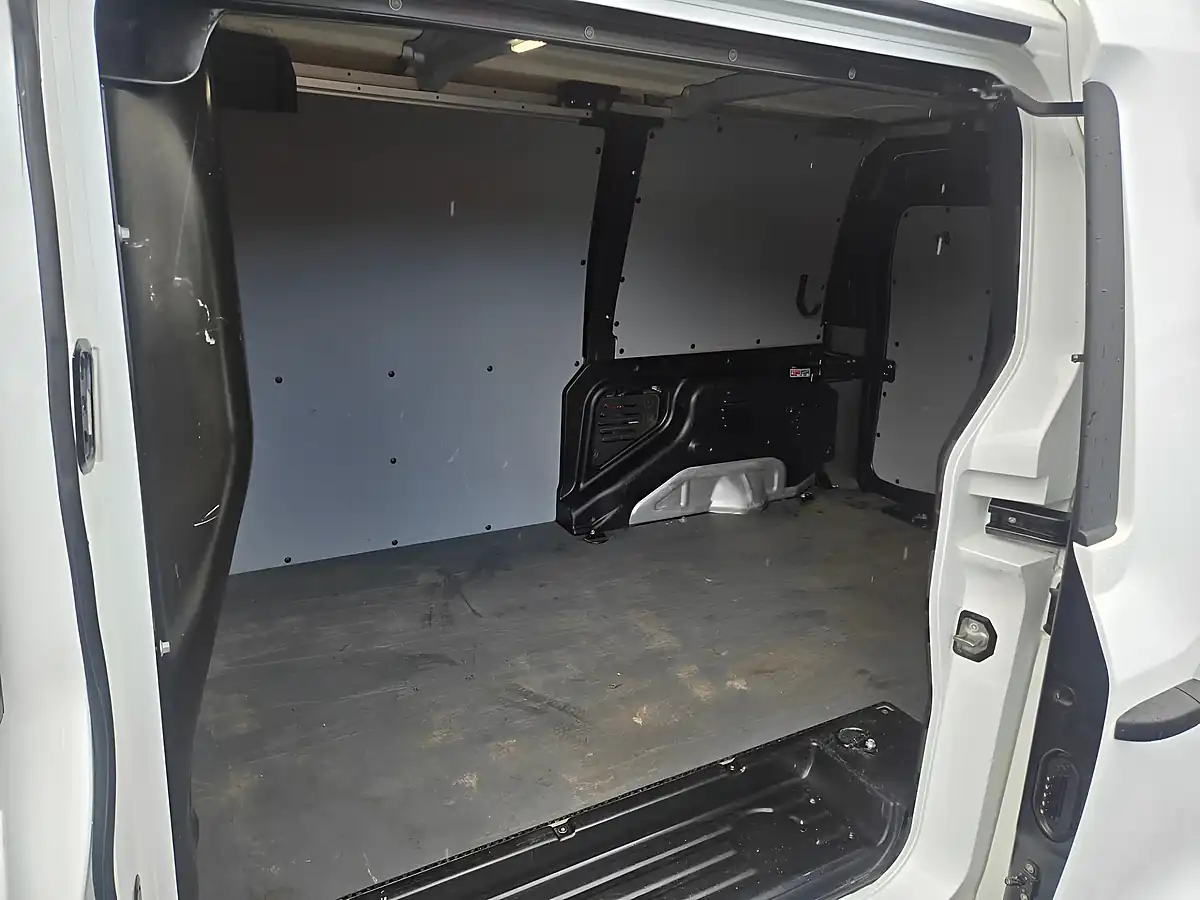 Used 2021 Levc VN5 Business Van White - Interior and Exterior details 7