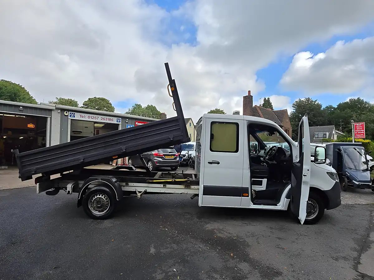 Used 2021 Mercedes-Benz Sprinter Crew Cab Tipper White - Interior and Exterior details 9