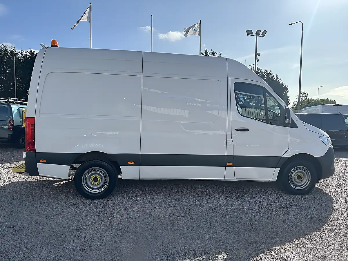 Used 2021 Mercedes-Benz Sprinter Progressive White - Interior and Exterior details 3