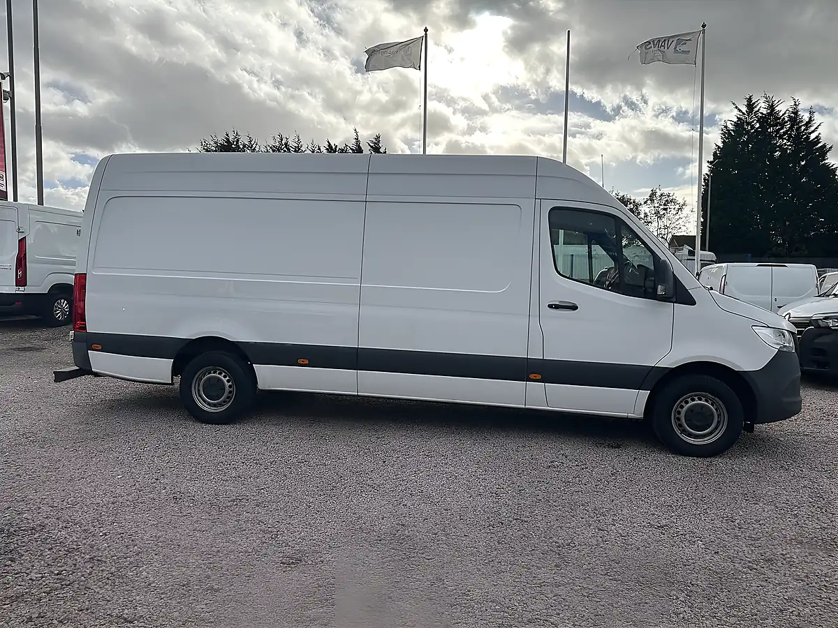 Used 2021 Mercedes-Benz Sprinter Progressive White - Interior and Exterior details 4