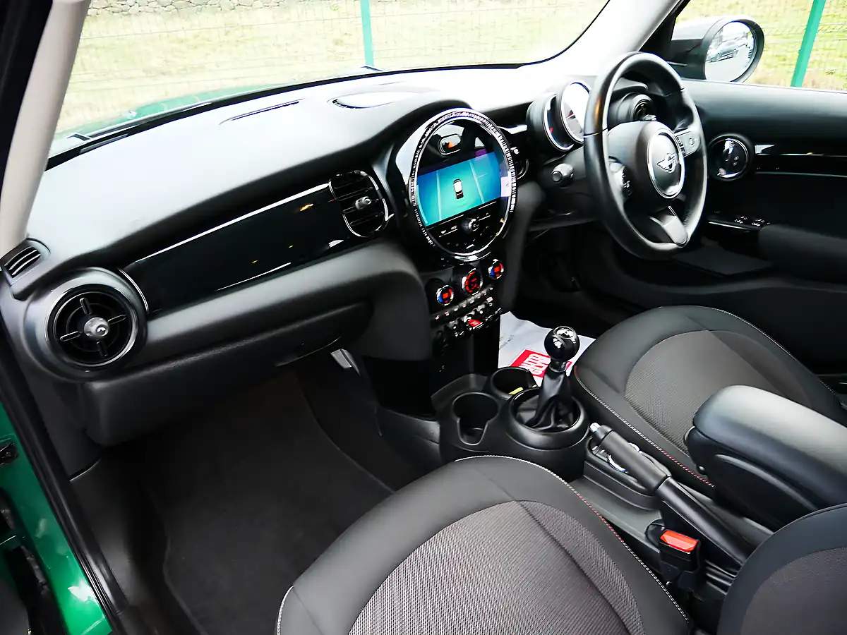 Used 2021 MINI Hatch Cooper Classic British Racing Green Iv - Interior and Exterior details 12