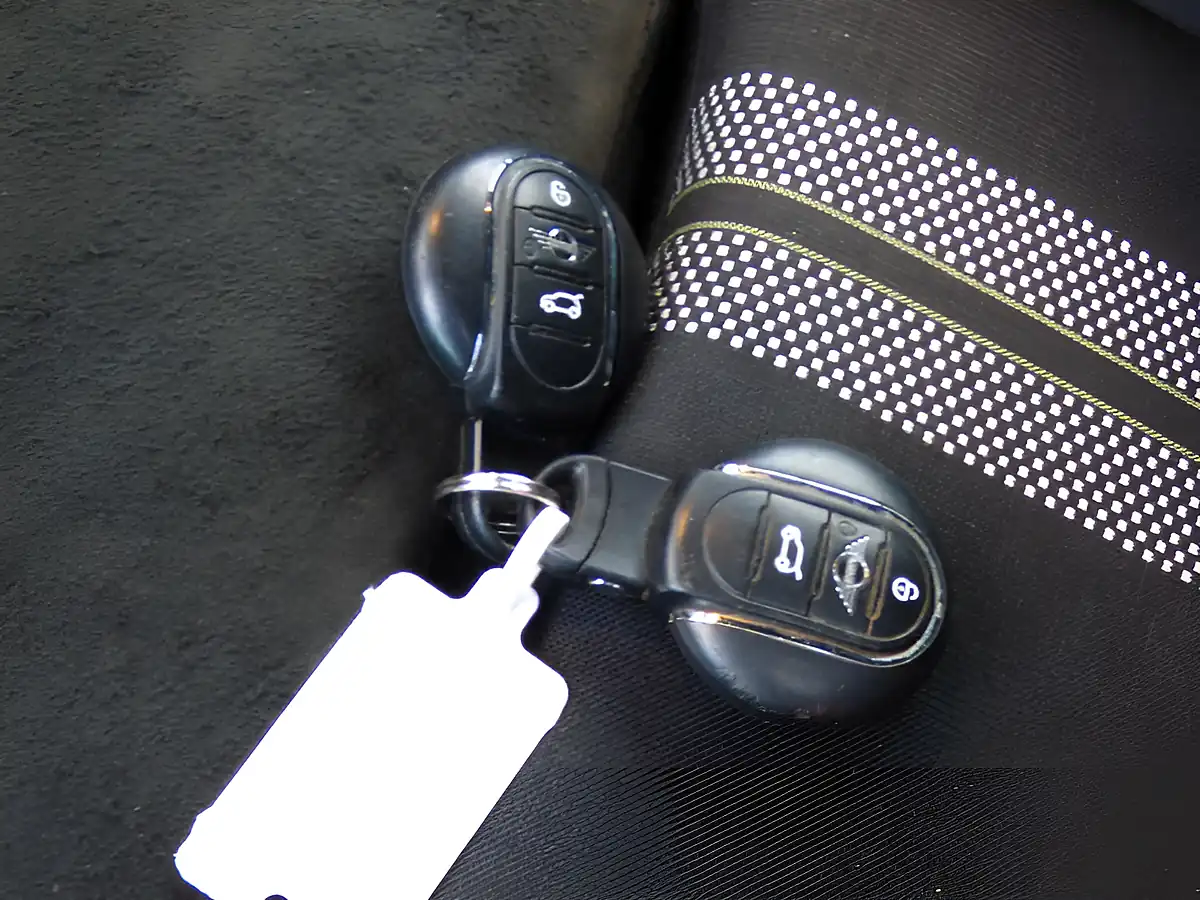 Used 2021 MINI Hatch Cooper Sport Silver - Interior and Exterior details 17