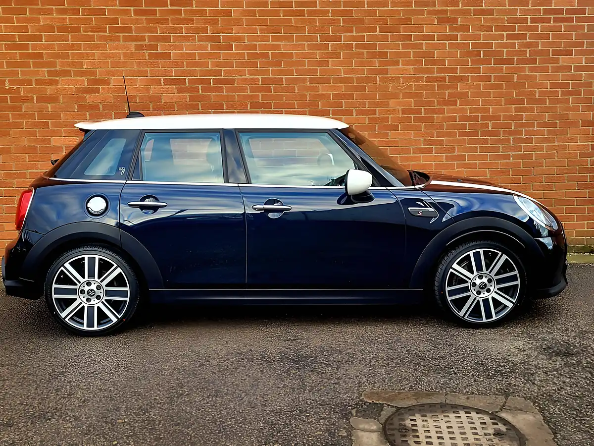 Used 2021 MINI Hatch Exclusive Black - Interior and Exterior details 9