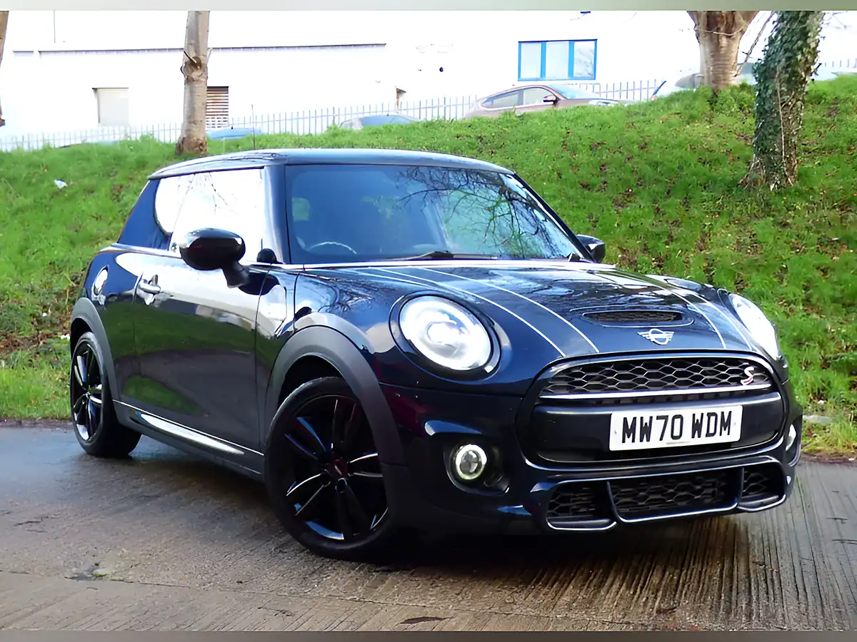 Used 2021 MINI Hatch Sport Black - Front View