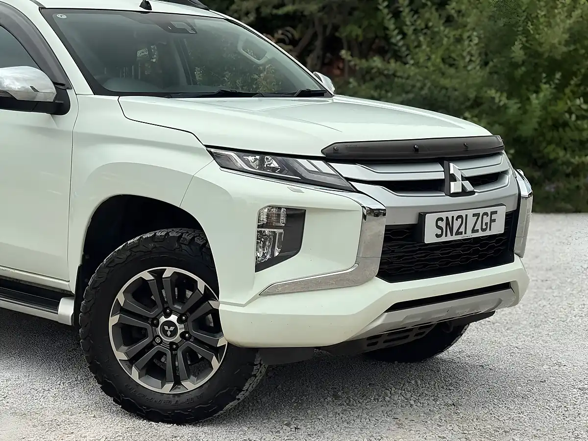 Used 2021 Mitsubishi L200 Barbarian White - Interior and Exterior details 16