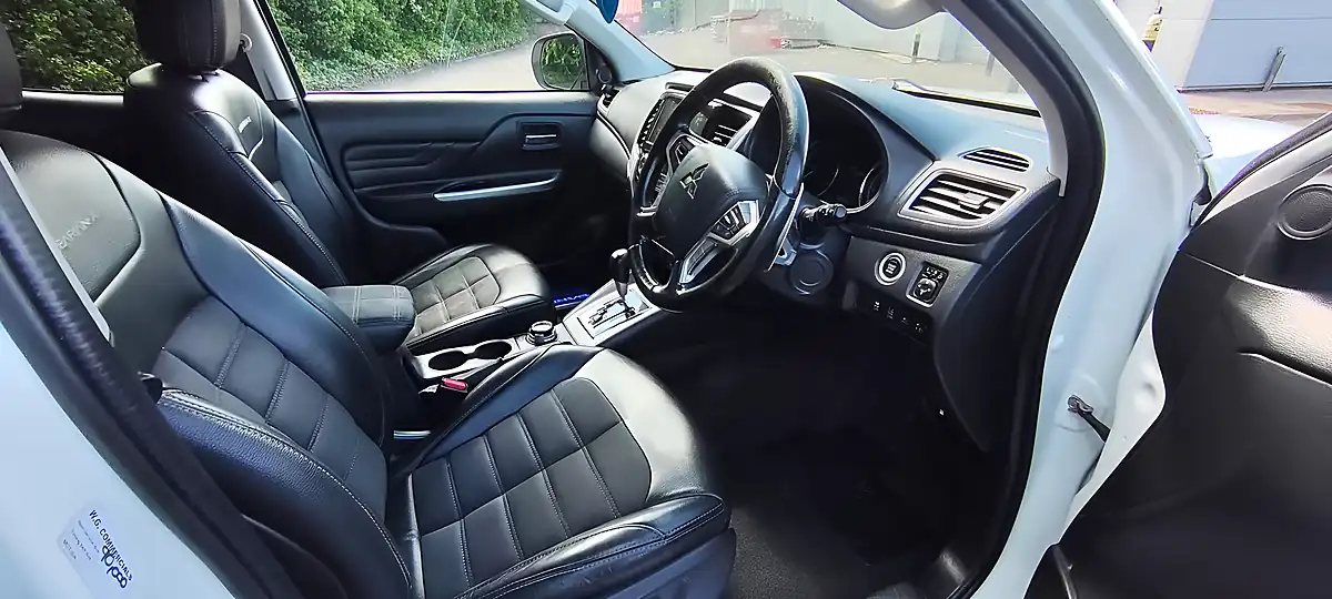 Used 2021 Mitsubishi L200 Barbarian X White - Interior and Exterior details 9