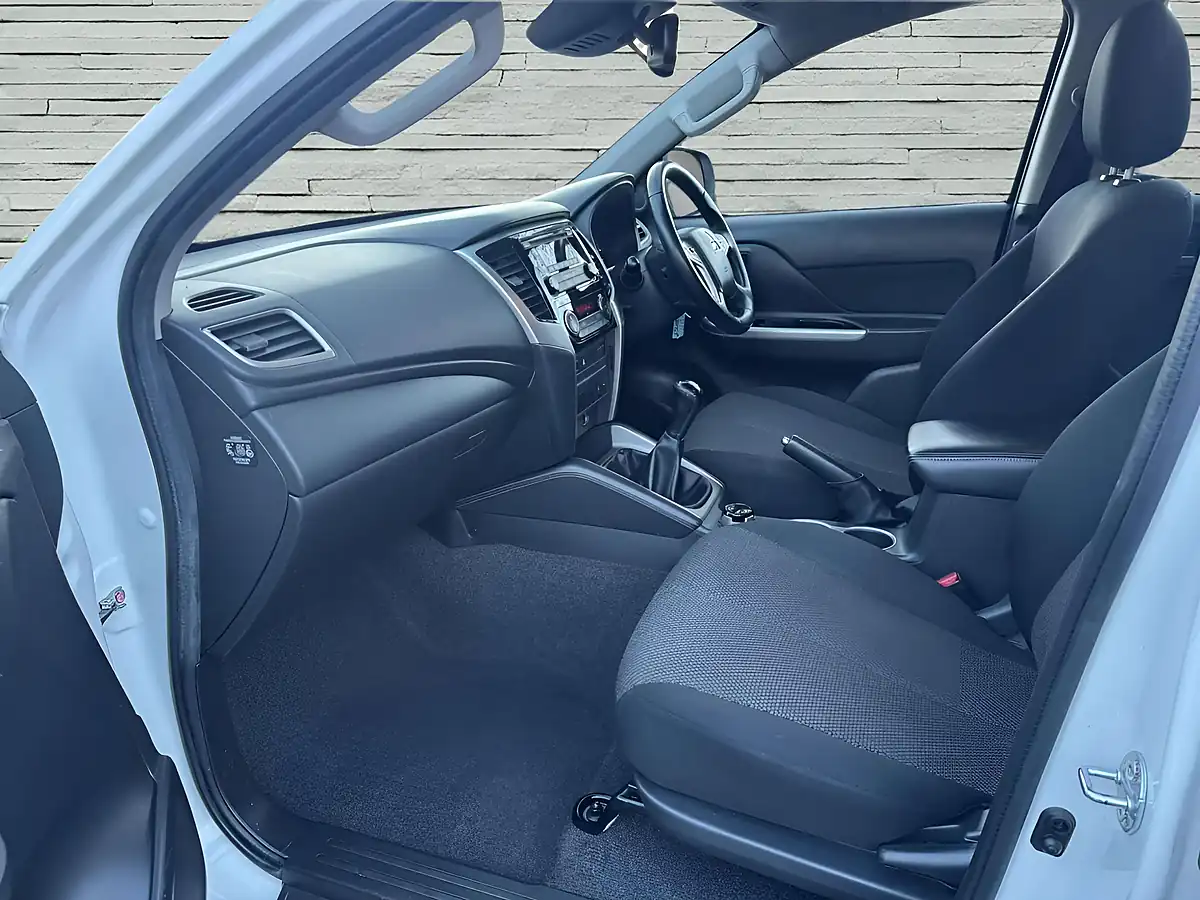 Used 2021 Mitsubishi L200 Dc Trojan White - Interior and Exterior details 18