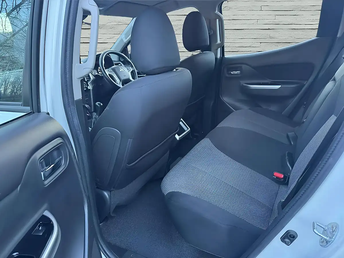 Used 2021 Mitsubishi L200 Dc Trojan White - Interior and Exterior details 19