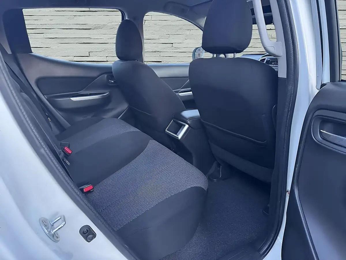 Used 2021 Mitsubishi L200 Dc Trojan White - Interior and Exterior details 20