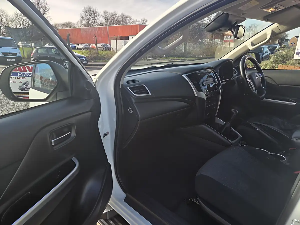 Used 2021 Mitsubishi L200 Trojan D1-D White - Interior and Exterior details 11