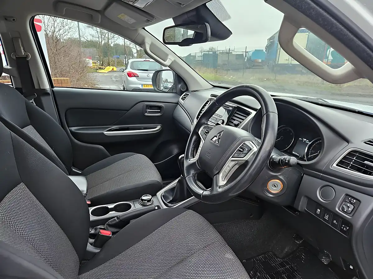 Used 2021 Mitsubishi L200 Trojan Dc White - Interior and Exterior details 12