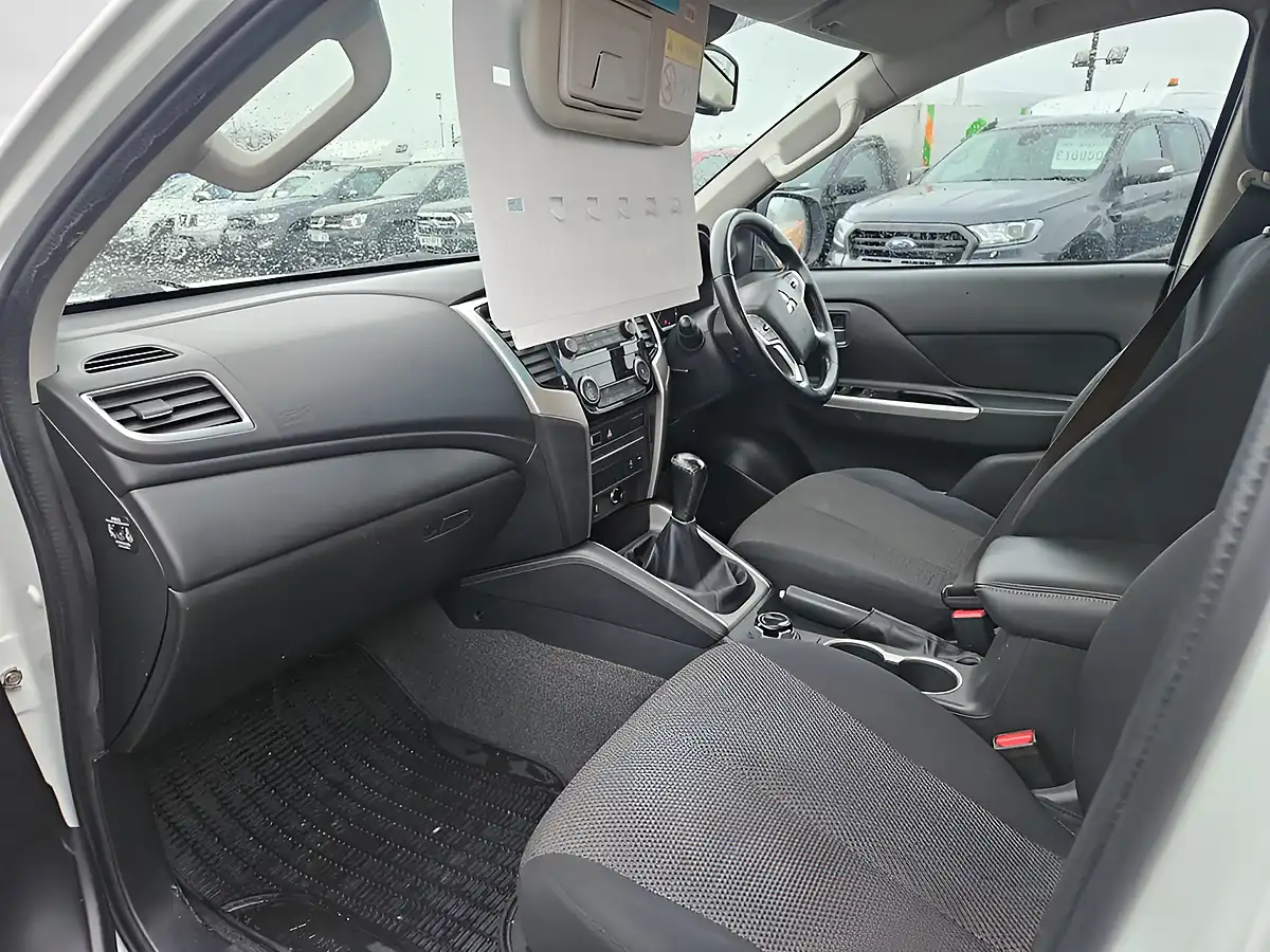 Used 2021 Mitsubishi L200 Trojan White - Interior and Exterior details 11