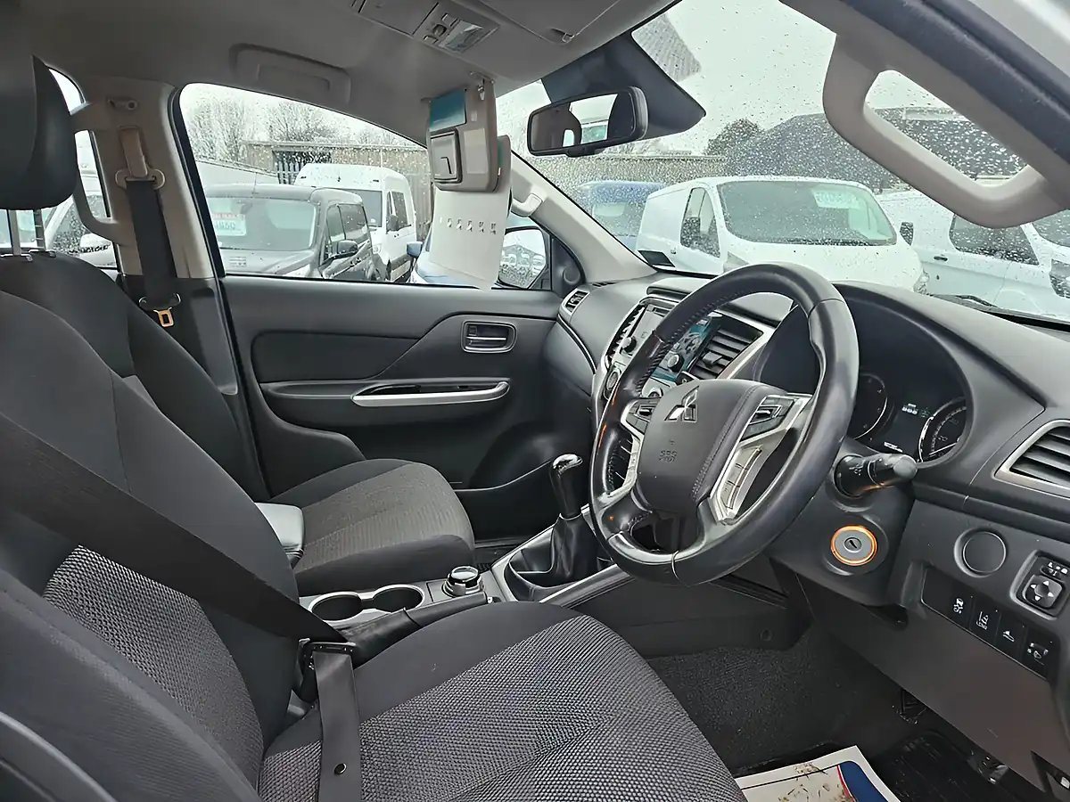 Used 2021 Mitsubishi L200 Trojan White - Interior and Exterior details 12