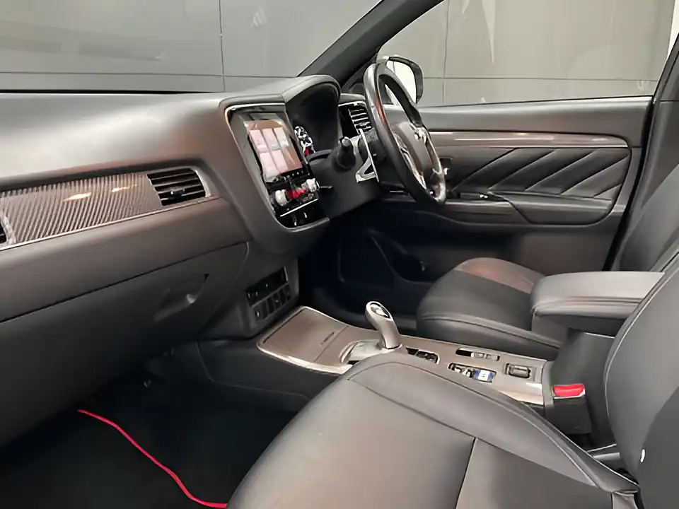 Used 2021 Mitsubishi Outlander Dynamic Grey - Interior and Exterior details 16