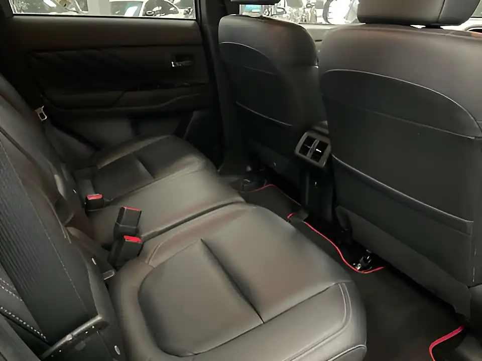 Used 2021 Mitsubishi Outlander Dynamic Grey - Interior and Exterior details 17