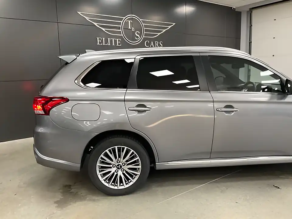 Used 2021 Mitsubishi Outlander Dynamic Grey - Interior and Exterior details 18