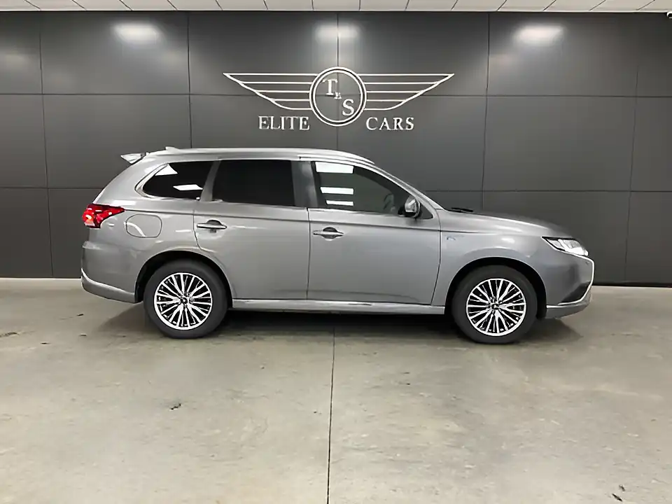 Used 2021 Mitsubishi Outlander Dynamic Grey - Interior and Exterior details 2