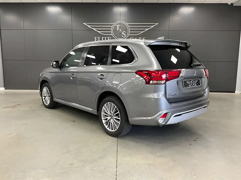 Used 2021 Mitsubishi Outlander Dynamic Grey - Interior and Exterior details 3