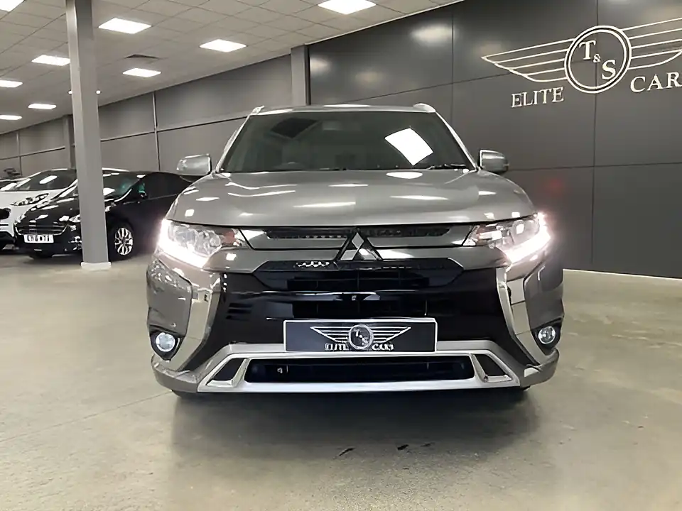 Used 2021 Mitsubishi Outlander Dynamic Grey - Interior and Exterior details 5