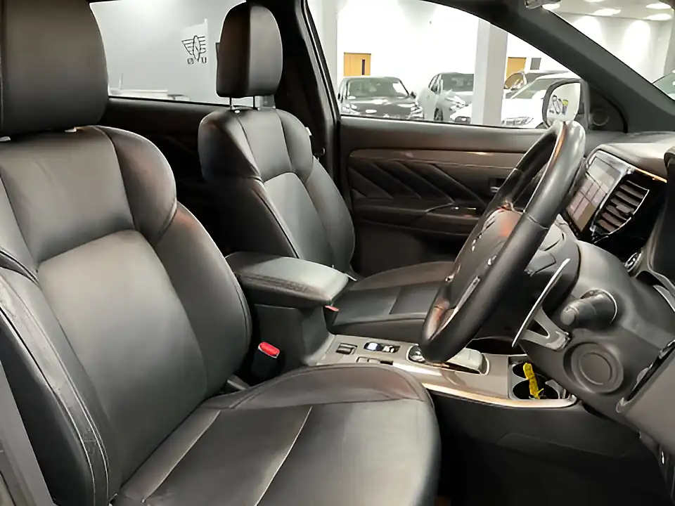 Used 2021 Mitsubishi Outlander Dynamic Grey - Interior and Exterior details 9