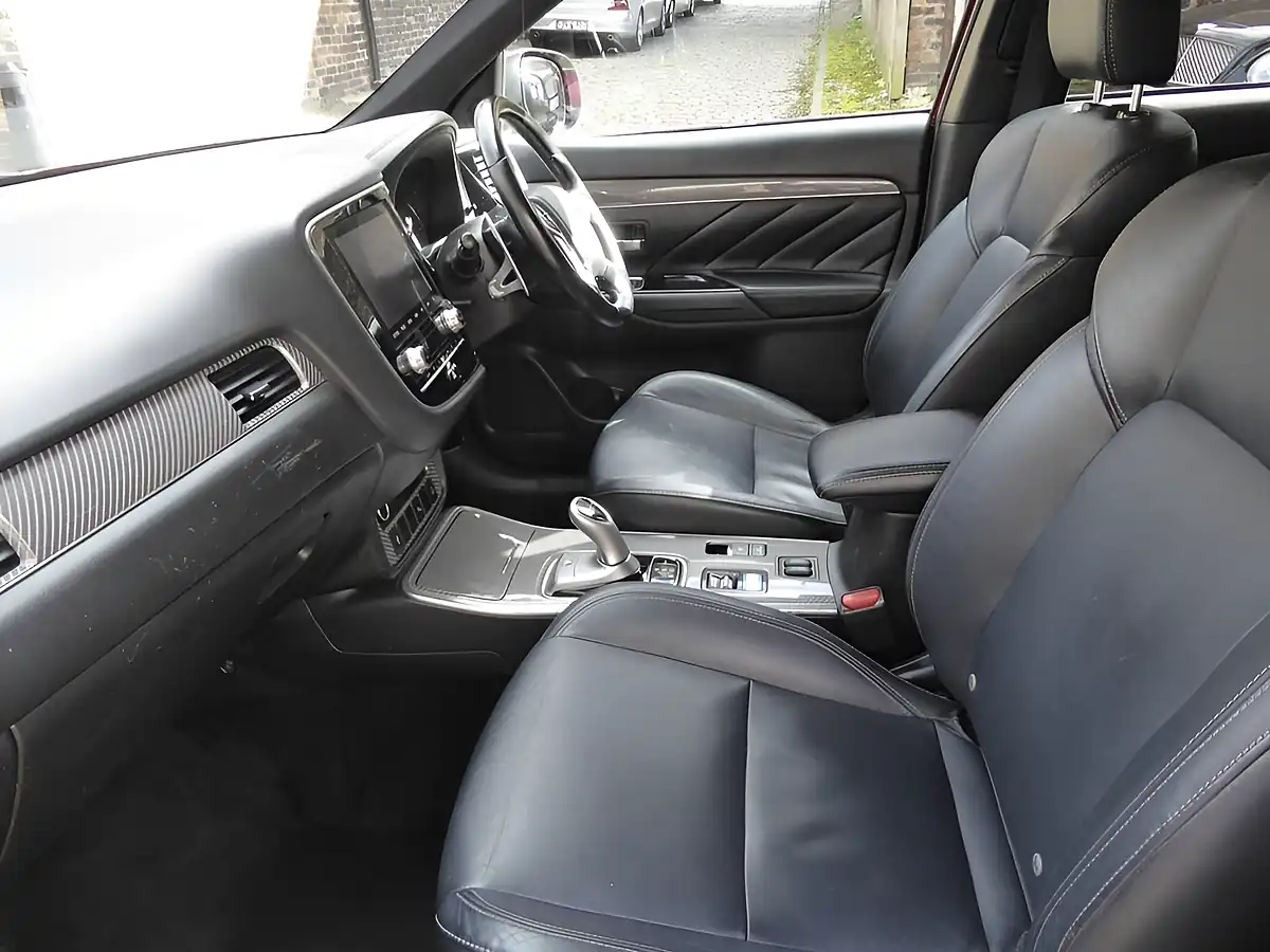 Used 2021 Mitsubishi Outlander Dynamic Red - Interior and Exterior details 11