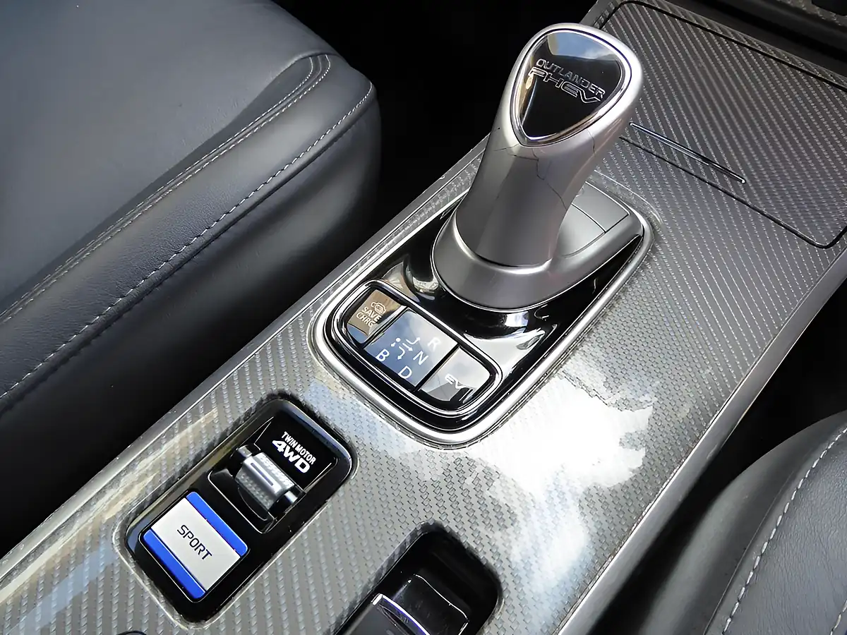 Used 2021 Mitsubishi Outlander Dynamic Red - Interior and Exterior details 18