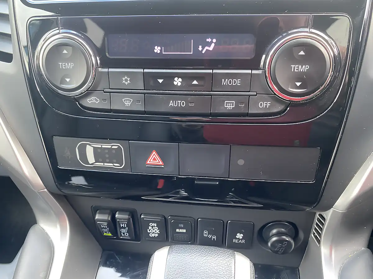 Used 2021 Mitsubishi Shogun Sport Commercial Black - Interior and Exterior details 15