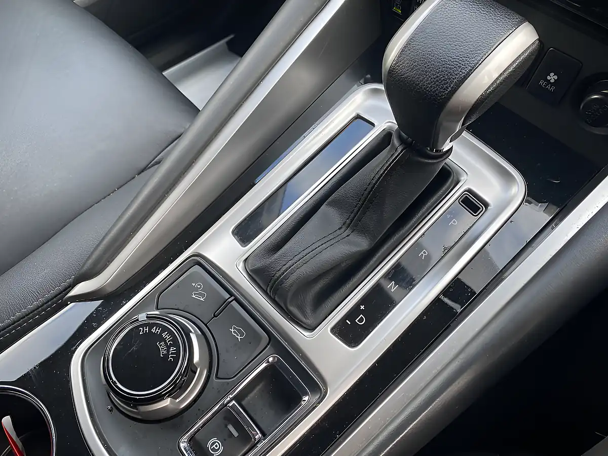 Used 2021 Mitsubishi Shogun Sport Commercial Black - Interior and Exterior details 16