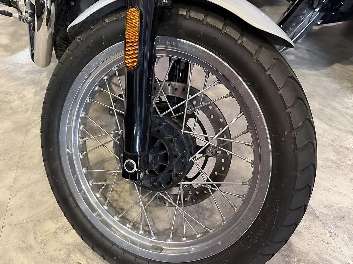 Used 2021 Moto Guzzi V7 853 Special Grey - Interior and Exterior details 7