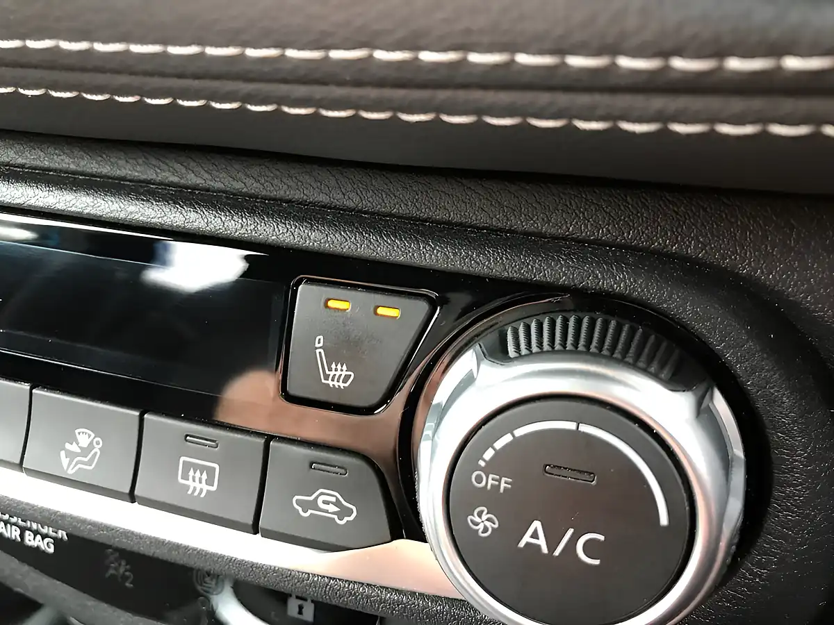 Used 2021 Nissan Juke N-Connecta Vivid Blue - Interior and Exterior details 12