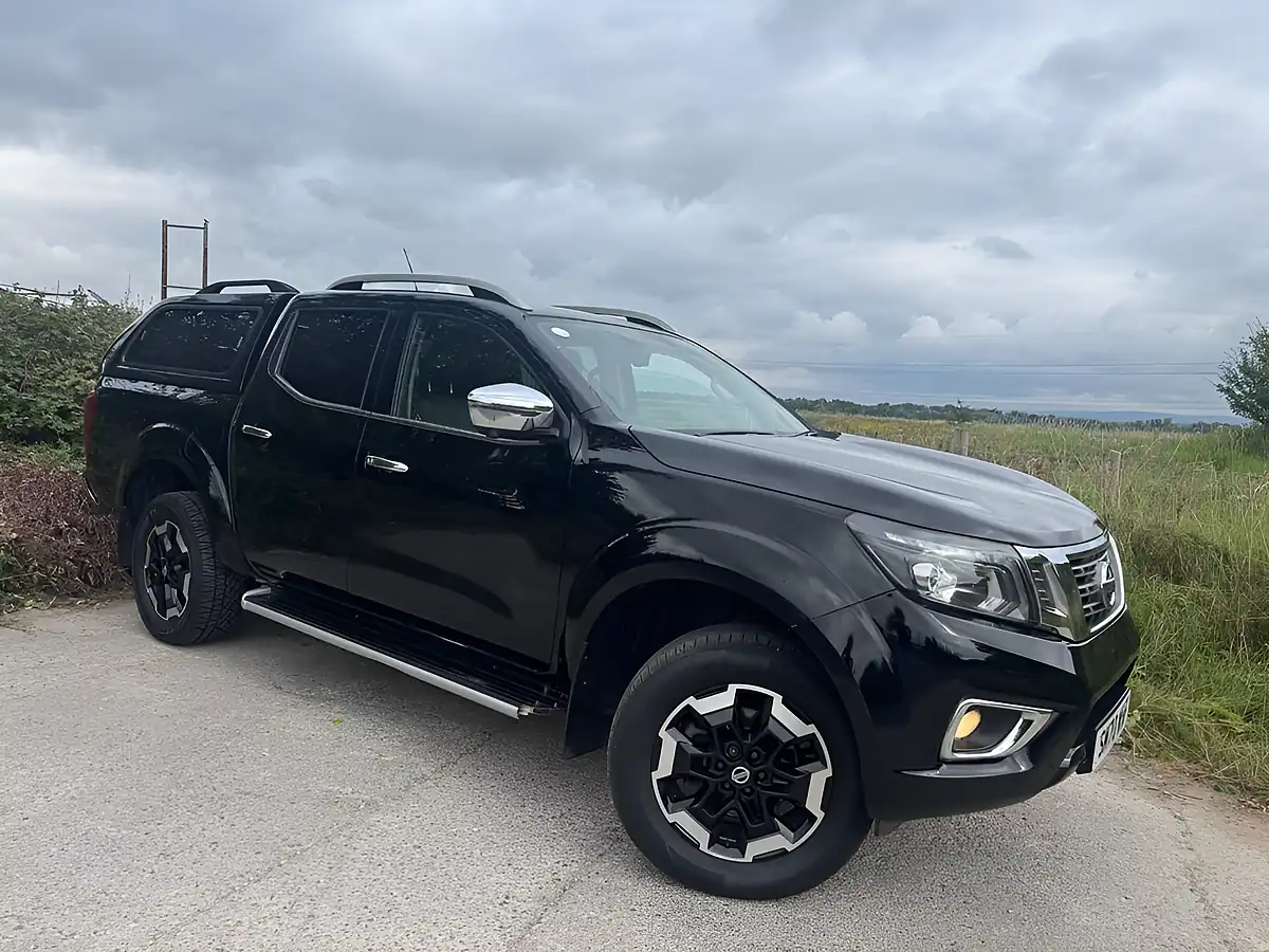 Used 2021 Nissan Navara Tekna Black - Front View