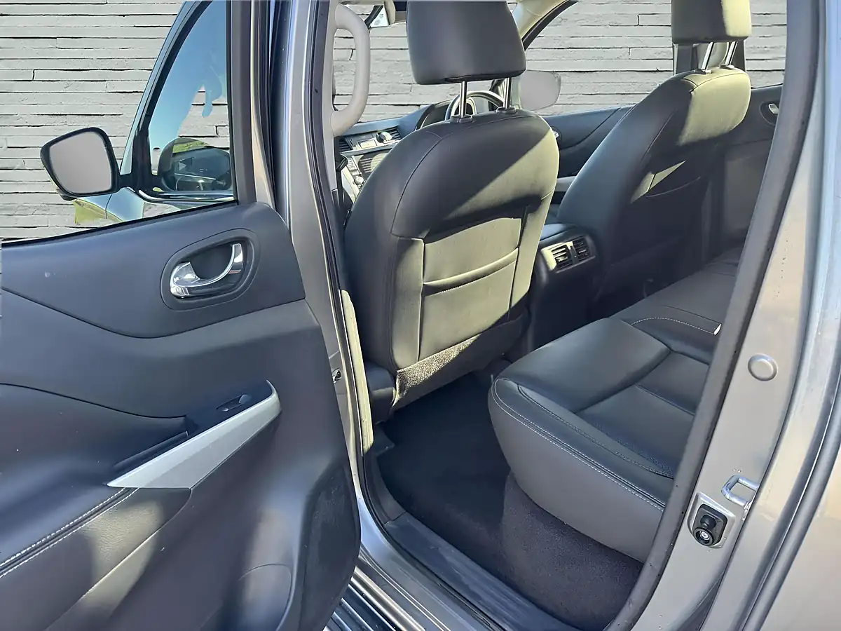 Used 2021 Nissan Navara Tekna Grey - Interior and Exterior details 17