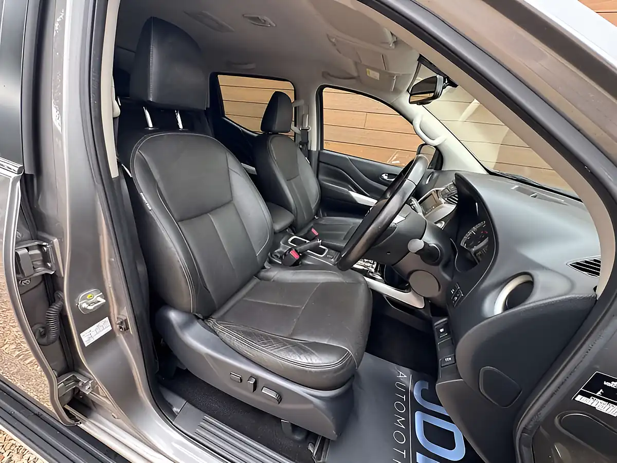 Used 2021 Nissan Navara Tekna Grey - Interior and Exterior details 13