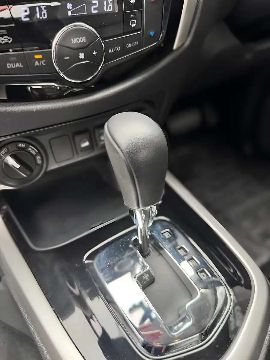 Used 2021 Nissan Navara Tekna Grey - Interior and Exterior details 17