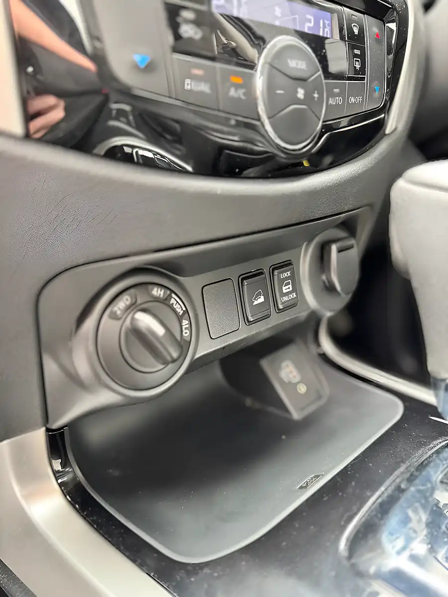 Used 2021 Nissan Navara Tekna Grey - Interior and Exterior details 18
