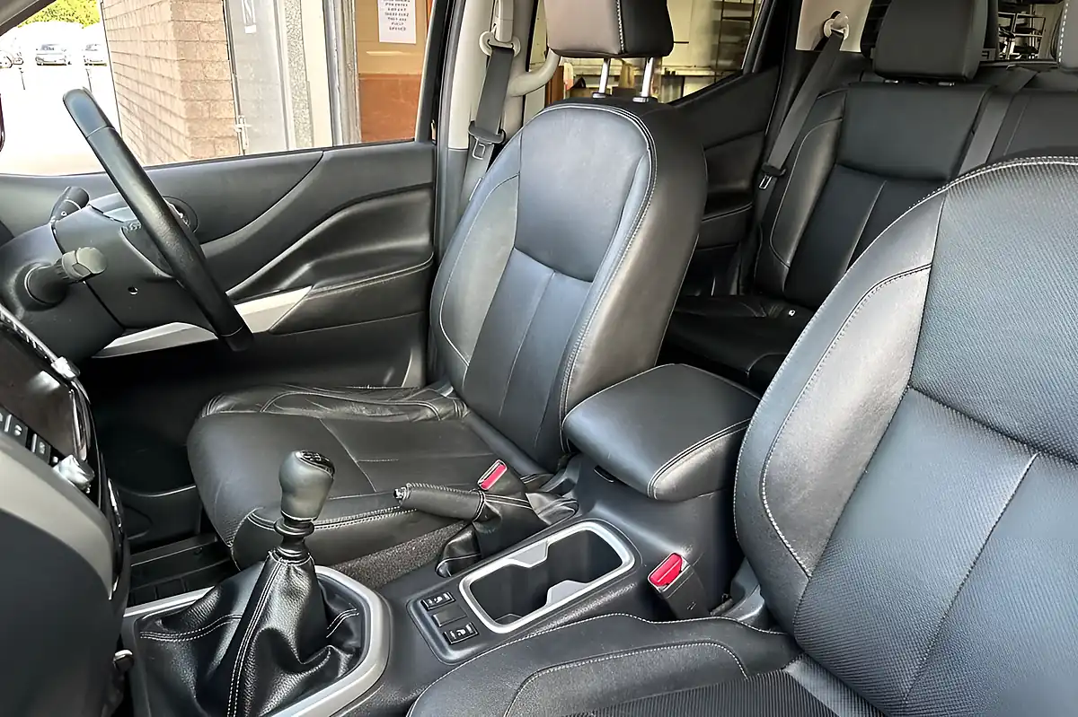 Used 2021 Nissan Navara Tekna Pearl Black - Interior and Exterior details 11