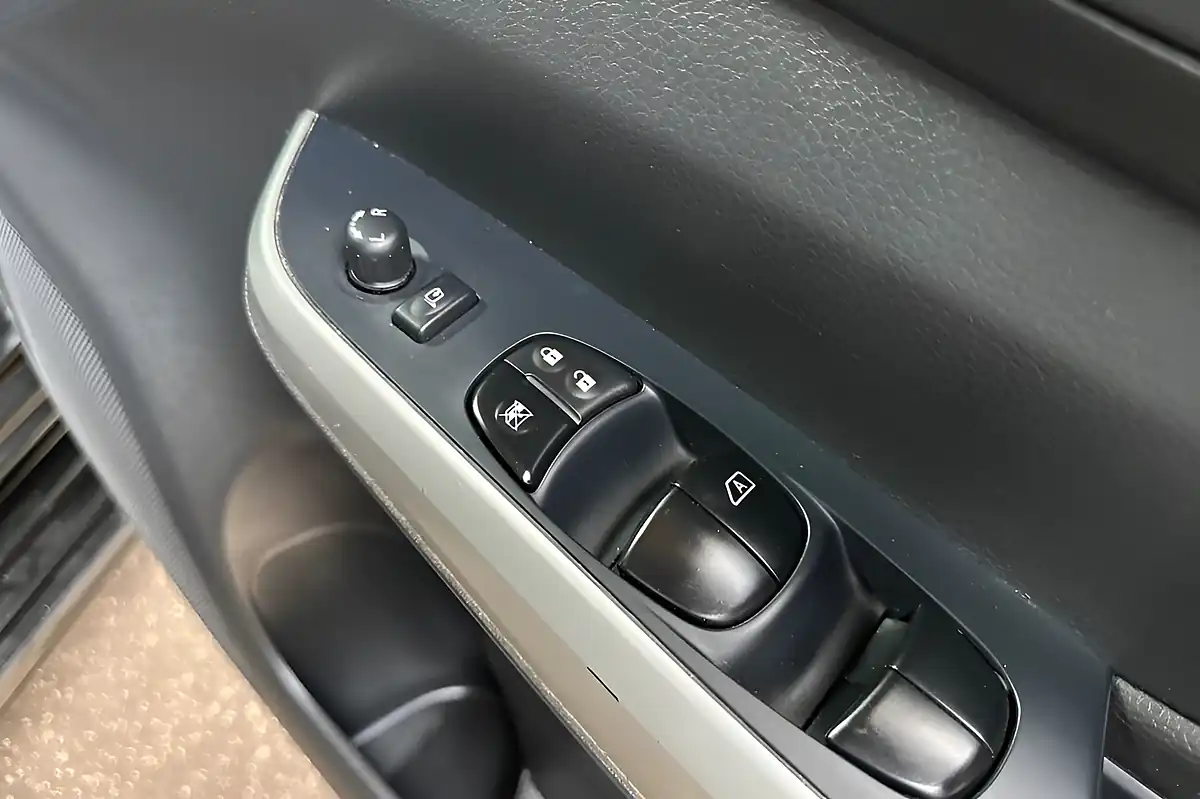 Used 2021 Nissan Navara Tekna Pearl Black - Interior and Exterior details 17