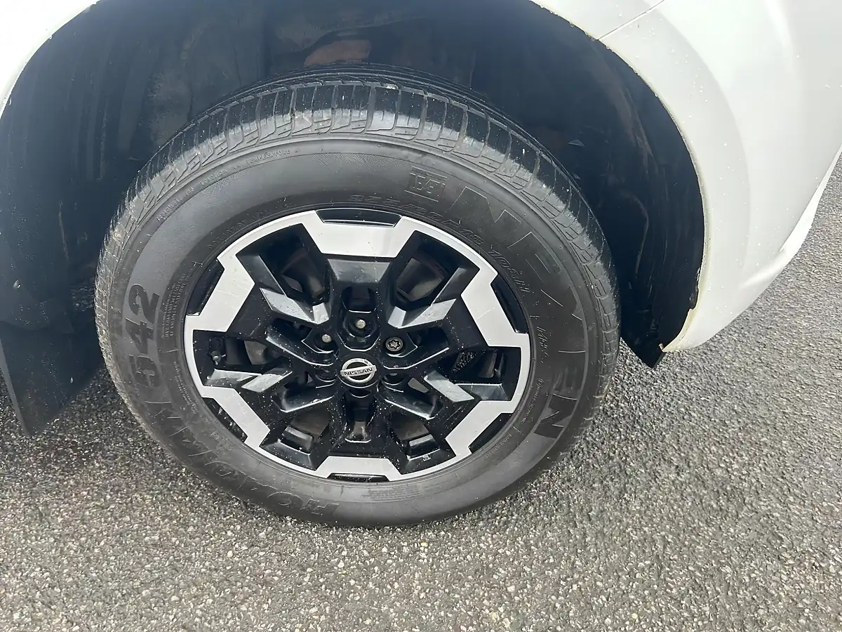 Used 2021 Nissan Navara Tekna White - Interior and Exterior details 13