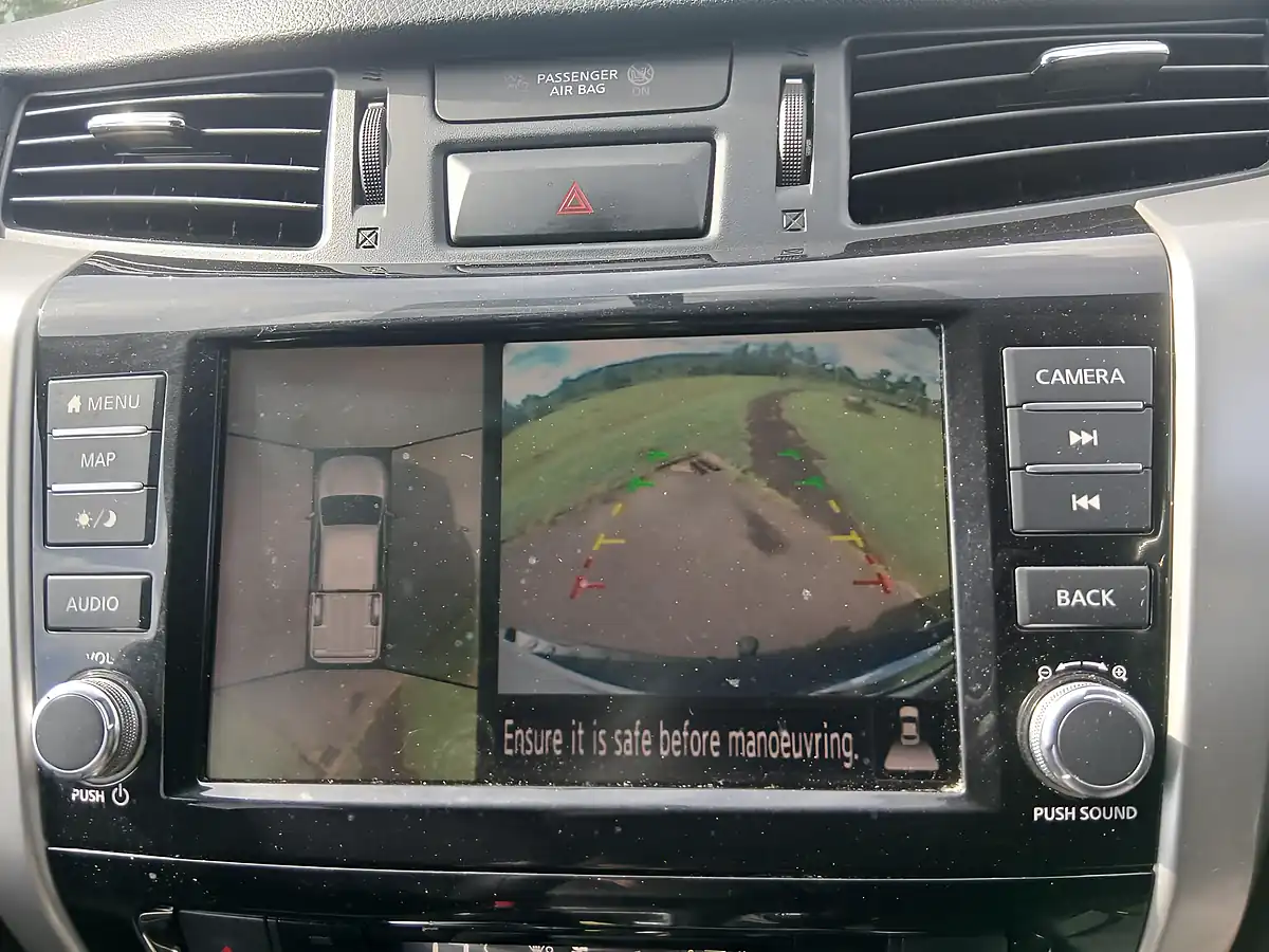 Used 2021 Nissan Navara Tekna White - Interior and Exterior details 9