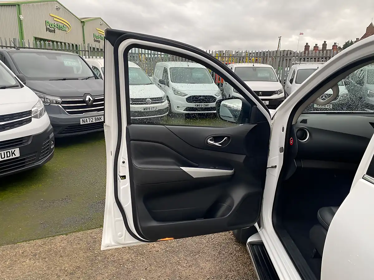 Used 2021 Nissan Navara Tekna White - Interior and Exterior details 17
