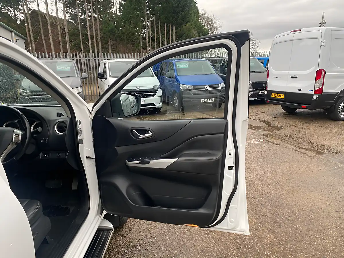 Used 2021 Nissan Navara Tekna White - Interior and Exterior details 18