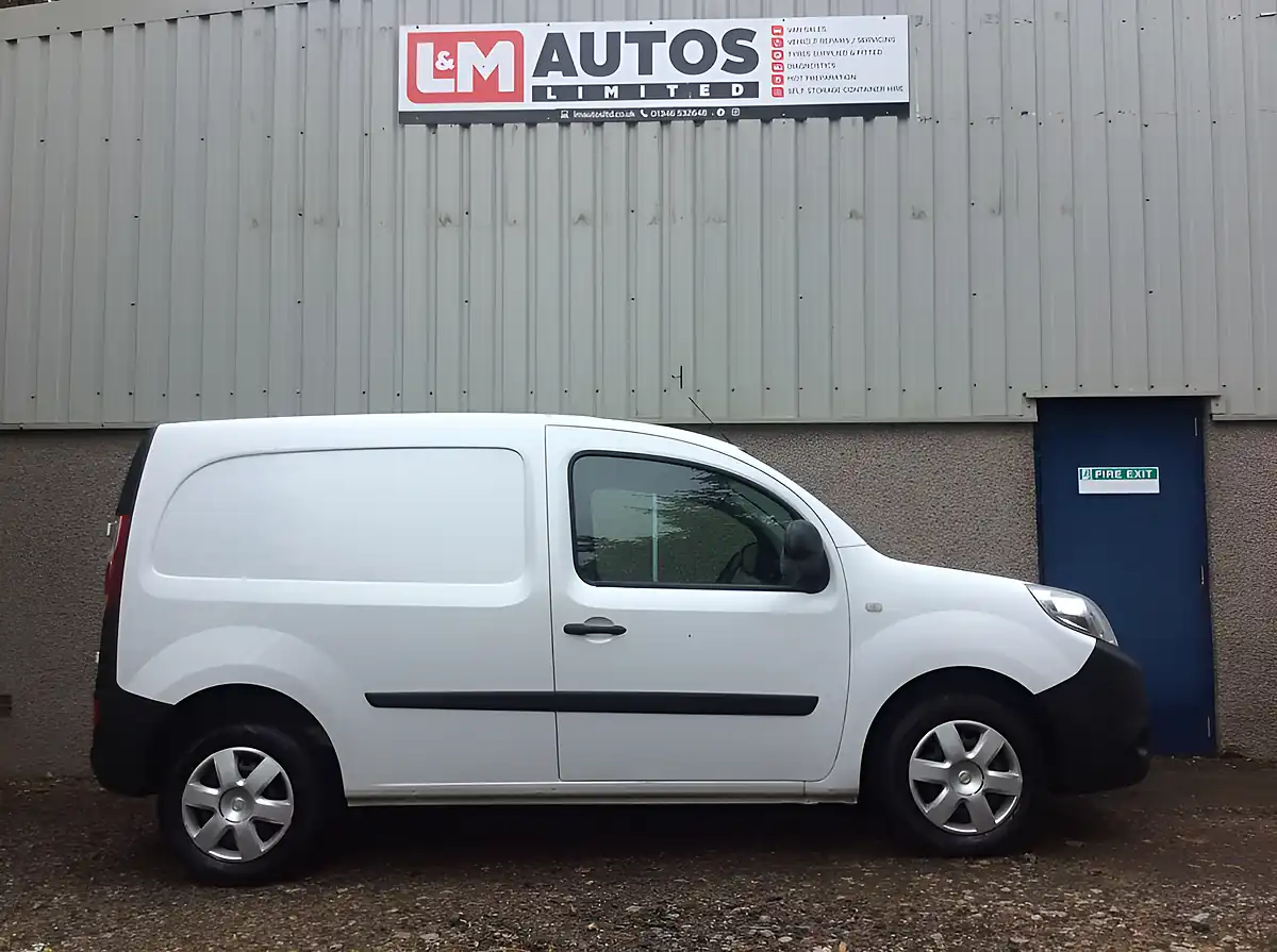 Used 2021 Nissan NV250 Visia White - Front View