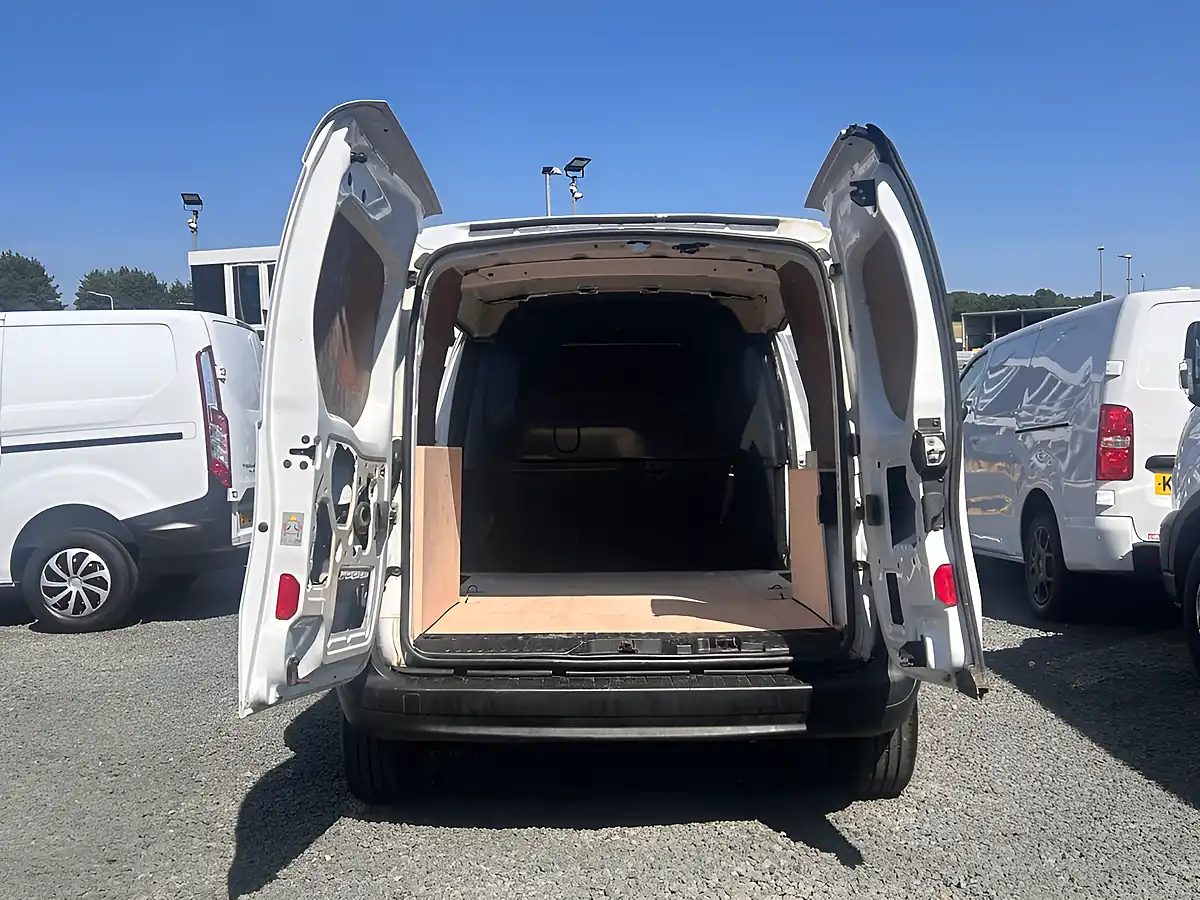 Used 2021 Nissan NV250 Visia White - Interior and Exterior details 6