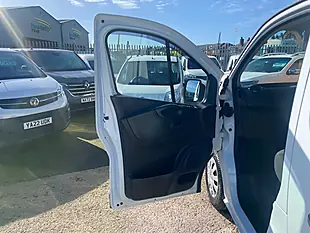 Used 2021 Nissan NV300 Acenta White - Interior and Exterior details 17